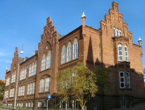Søren Møllers Gades Skole er opført i 1899 og tegnet af den anerkendte lokale arkitekt Jensen Wærum. Både hovedbygning og gymnastiksal er registreret med høj bevaringsværdi. 